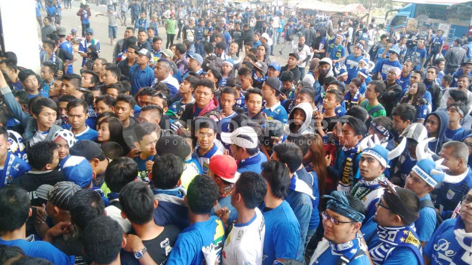 Pendukung Persib Bandung saat mengantri tiket untuk menonton tim kesayangannya berlaga. Copyright: &copy; Ginanjar/INDOSPORT